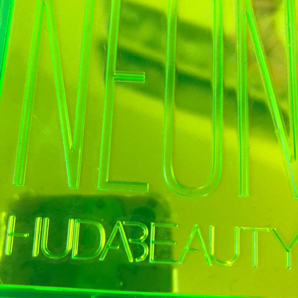 NWOT Huda beauty neon obsessions palette! 💚💛🤍